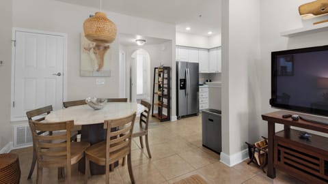 Village Blue Mountain 626 - Dining into Kitchen