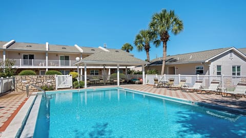 Woodland Shores Grounds & Amenities