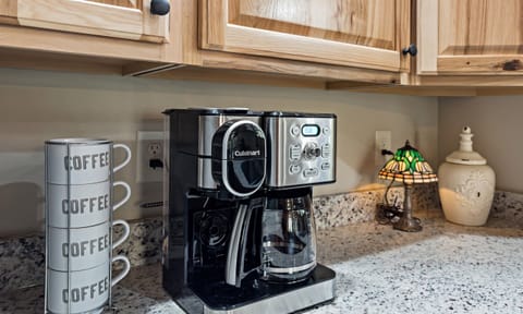 Coffee maker for single cup or full pot