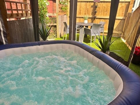 Hot Tub / whirlpool bath (Outdoor)