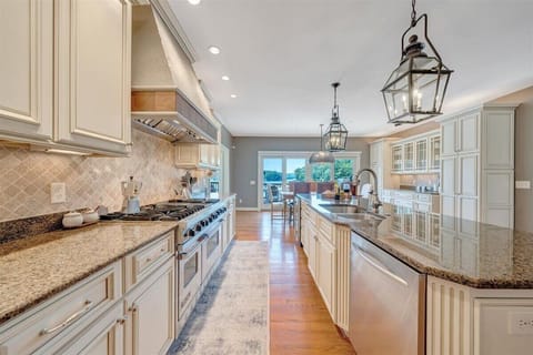 Well equipped kitchen with seating for 8 inside and 10 outside on the deck+porch