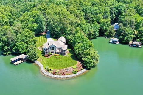 Large deep water cove directly off the main channel. Safe for swimming!