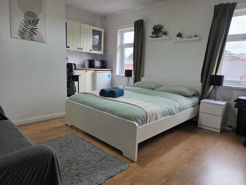 Modern bright studio with all amenities. Fully equipped kicthen