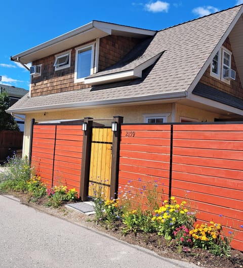 Charming 2 Bdrm house close to KGH and Lake.