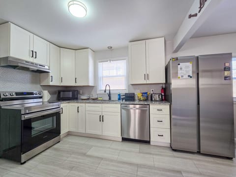 Fully stocked spacious kichen