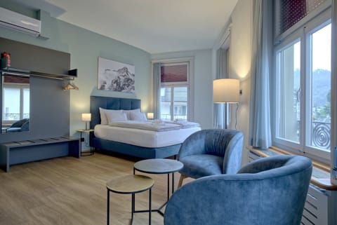 Living room / double bed / dining area / kitchen