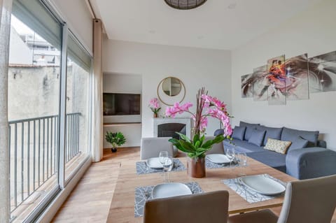 Large apartment comprising 1 studio (small living room, kitchen and bathroom) and 3 bedrooms each with its own bathroom