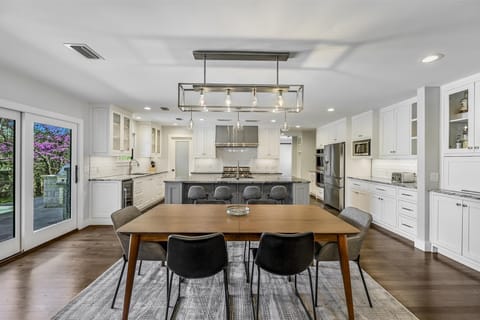 Dining & Kitchen Area