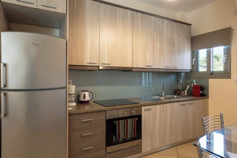 Kitchen area – Fully functional kitchen with modern appliances, offering comfort and practicality.