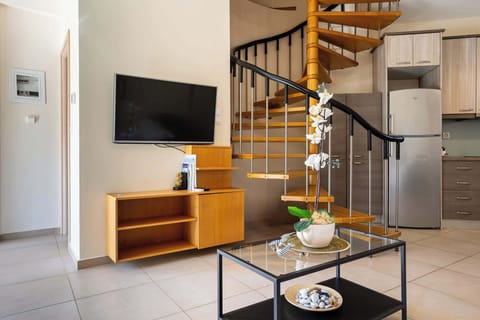 Interior space – Bright open-plan area with tasteful decoration, modern furniture, and airy design.