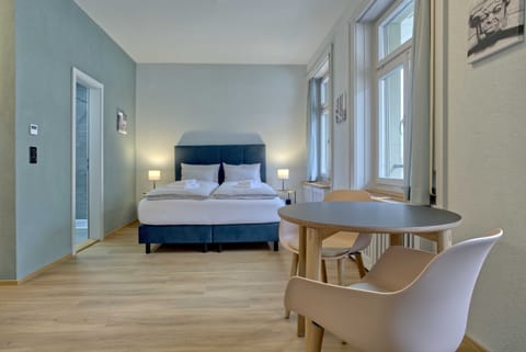 Living room / double bed / dining area / kitchen