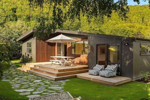 Outdoor Oasis: Relax on the patio, surrounded by lush greenery and stunning mountain views!