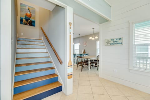 Bright, coastal entryway with plenty of fun beach decor and sunlit spaces create the perfect setting for a relaxing beach house getaway 🌊🏡