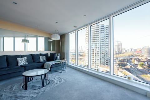 Living room with breathtaking views of Canary Wharf 