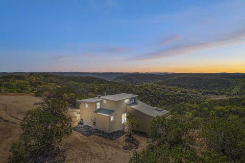 Hill Country escape with stunning sunset views-your perfect off-grid retreat!
