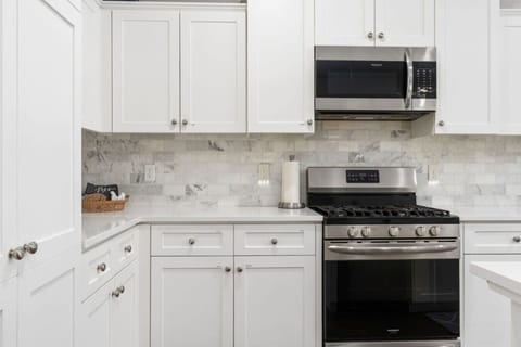 Fully Equipped Kitchen! This spacious kitchen features a microwave, stove, and oven—everything you need to prepare delicious meals with ease. Perfect for both quick bites and gourmet creations!