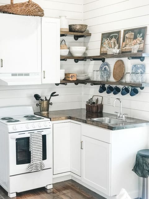 The loveliest most charming cottage in allll of Columbia. We were in love from the walk way up. The most beautiful touches throughout. You get MORE than u pay for. And Bonnie is an EXCELLENT HOST ❤️ - Lilibeth - Aug. 2021-