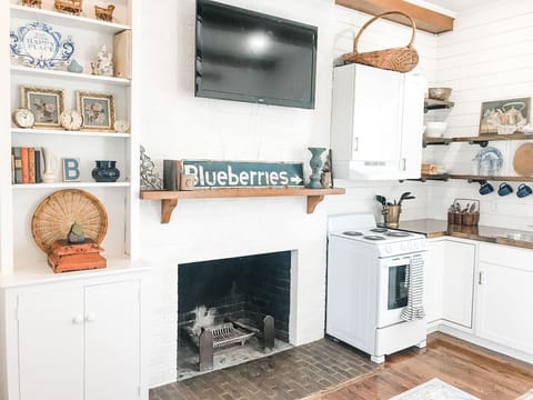 This is the perfect place to stay when visiting Columbia or anywhere nearby! Such a beautiful, peaceful area to be able to getaway and relax together! The cottage is private and has everything you need! - Julianne - Sept. 2021-