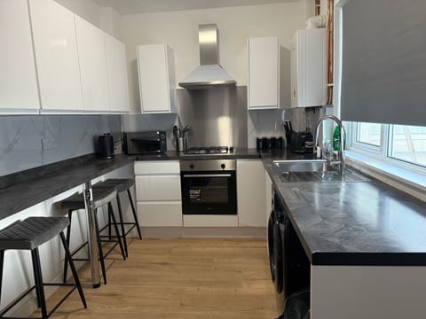 Spacious kitchen with plenty of room to cook.
Fully equipped with modern appliances, including a stove, oven, fridge & freezer, and microwave. Spoons, plates, pots, and utensils are provided, so you can easily prepare your meals. Everything you need for a comfortable, home-like experience. You can also enjoy the convenience of a dining area for meals.