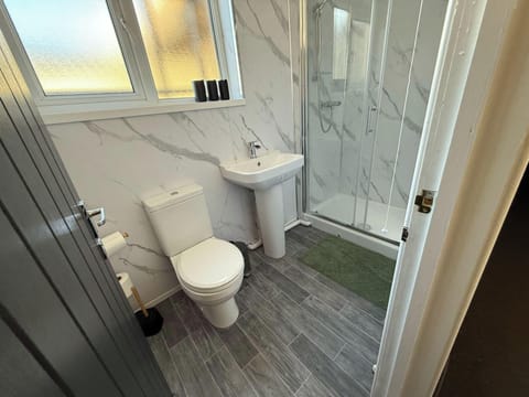 The bathroom is equipped with a refreshing shower featuring both cold and hot water settings. Shampoo, shower gel, handwash, and fresh towels are provided for your convenience.