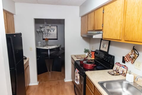 Full size kitchen perfect for the chef!