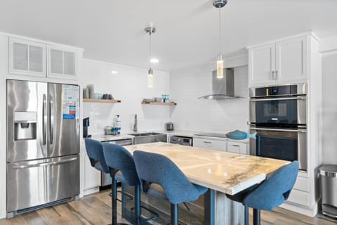 Kitchen with Breakfast Bar