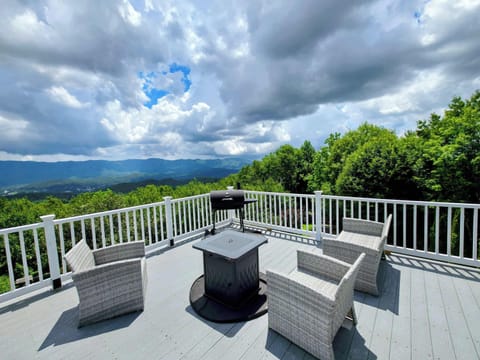 Enjoy dinner on the grill then relax under the stars with the gas firepit. 