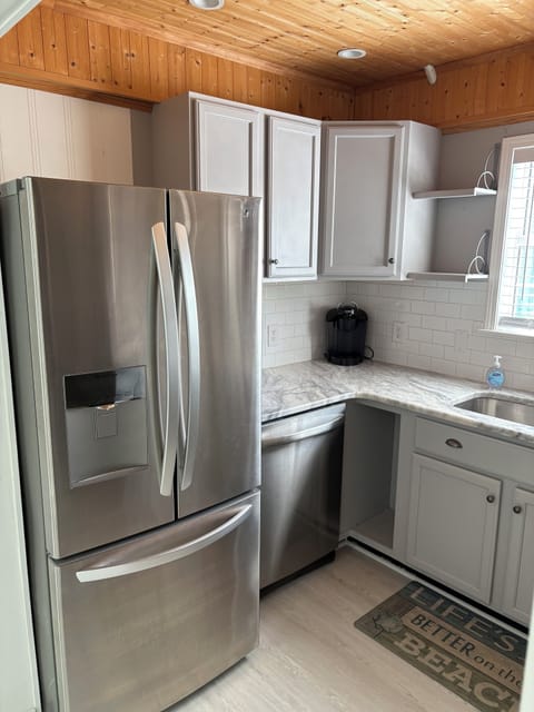 Kitchen - Nice refrigerator, dishwasher, toaster, etc.