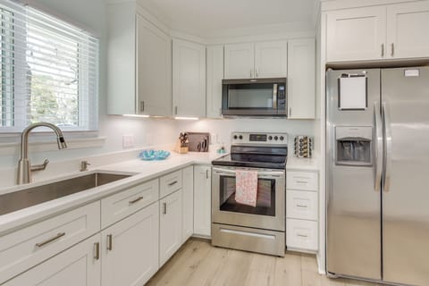 Kitchen | Keurig K-Duo Coffee Maker | Dishwasher | Spices