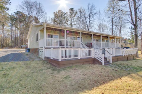 Furnished 2-Level Deck | Self Check-In | Lake Murray Access On-Site