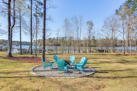 Leesville Vacation Rental | 4BR | 3BA | 2,000 Sq Ft | 5 Steps Required