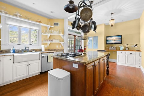 Large, fully equipped kitchen