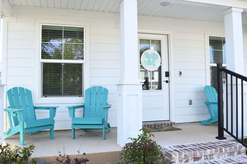 Front porch to the Turtle Hut