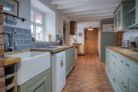 Woodcocks House - 3 Bedroom Holiday Home - Kilgetty (25073)