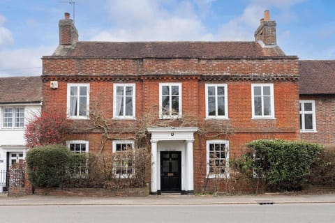Welcome to our Elegant Newley Refurbished 5-Bed Home