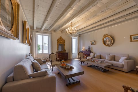 - The Grand Living Room: Offering breathtaking views of the lake and featuring a balcony, the living room is a special space all year round to relax, share the day’s memories, work as a team, or simply chat and dream together with guests.
