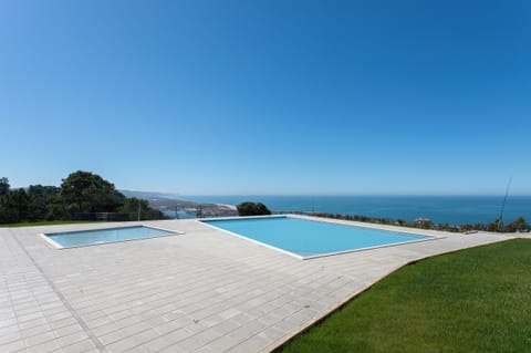 Flat on the Portuguese Silver Coast, 3 bedrooms, sea view, shared pool. Easy access to Nazaré beach. Ideal for a memorable holiday. SCH