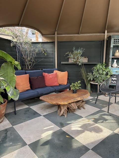 Spacious Outdoor Living Room – Private Patio with Fountain & Cozy Seating