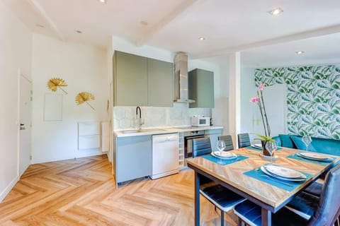 Entrée, cuisine, salon et coin repas