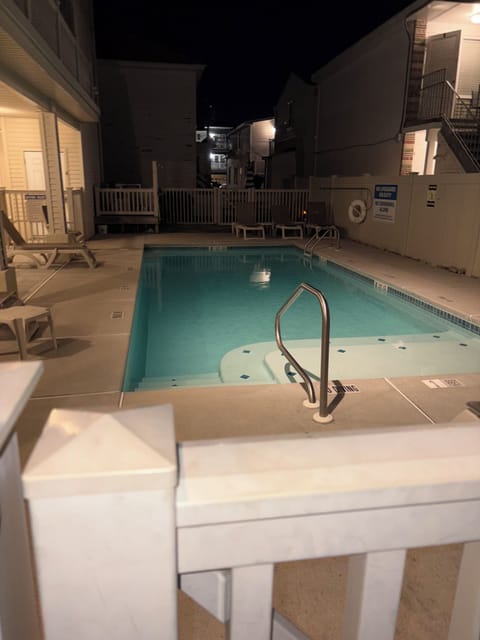 Pool , shares pool with 3 other units.