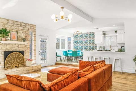 This cozy living room 🛋️🌿 is a warm, inviting retreat, perfect for intimate gatherings or family movie nights.