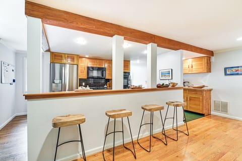 Kitchen | Dishwasher | Breakfast Bar | 2nd Floor