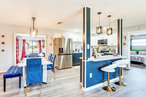 Dining Area | Dishware/Flatware Provided