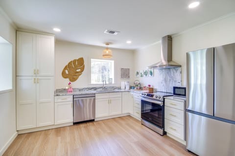 Kitchen | Keurig Coffee Maker | Dishwasher | Blender | Cooking Basics