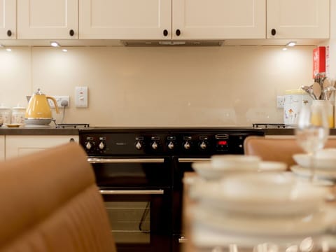 Kitchen, Kitchen Appliance, Major Appliance, Countertop, Interior Design, Cabinetry, Flooring, Lighting, Furniture, Home Appliance