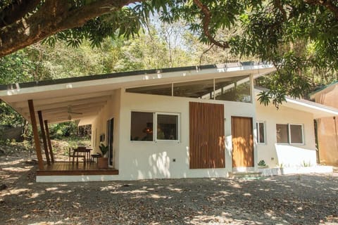 Casa Arroyo Tranquilo (Calm Creek) is situated in the jungle just 200 meters from the ocean!  Surrounded by nature in the north part of town you can relax and the waves out front are world class!