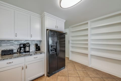 West building - Duo coffee maker, toaster, blender, and other essentials provided