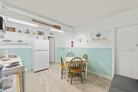 Kitchen and dining area - Cozy kitchen with a stove, microwave, toaster and coffee maker (Pods). Dining table with 4 chairs