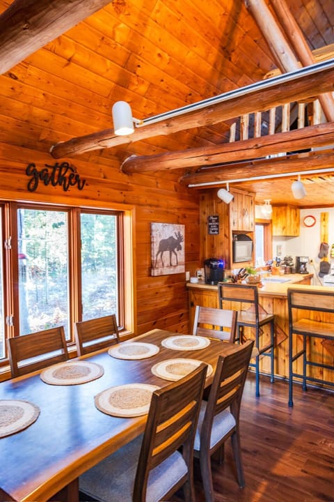 Dining table seats 6 | Counter seats 2 | Year-round bird feeders | Great nature views