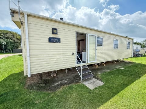 Experience the perfect family holidays 2026 at Broadlands Sands Holiday Park, where you can stay in a cosy 3-bedroom, 8-berth caravan and explore the best of Lowestoft East Anglia.